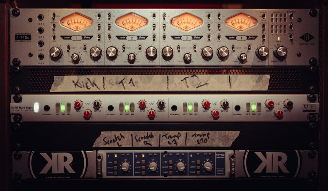 Studio d'enregistrement à domicile avec console de mixage vintage et instruments