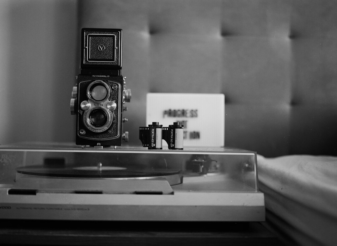 Nature morte de décoration vintage avec tourne-disque, vinyles et objets rétro