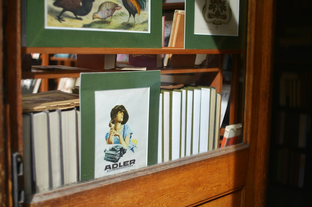 Archives de magazines et photographies anciennes rangées sur des étagères en bois