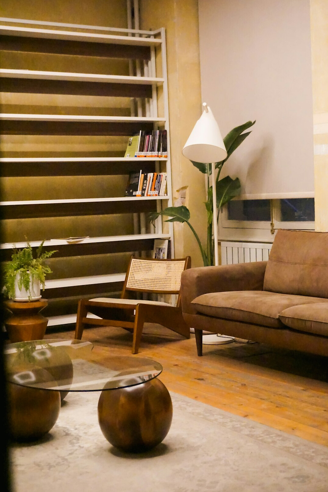 Salon vintage des années 1980 avec canapé en velours, lampes chromées et étagères design